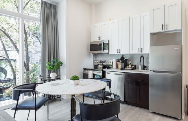 Sosuite Window Wall 1BR Apt w W D Desk - Photo 5