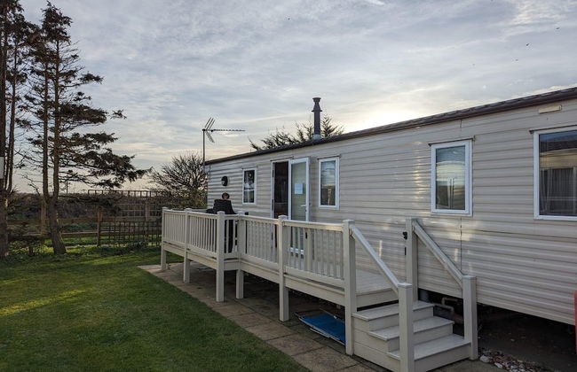 2 Bedroom Pet Free Caravan and Decking Free Wifi - Photo 1