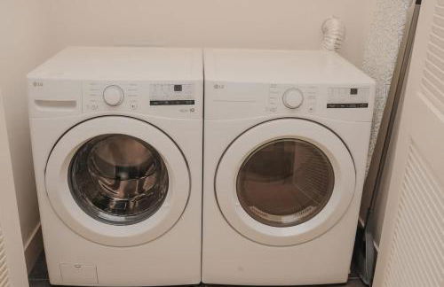 River North Private Balcony With In and Out Parking - Foto 39