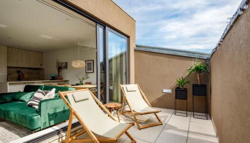 Lovely 2-bed in the city centre with a sunny balcony - Foto 1