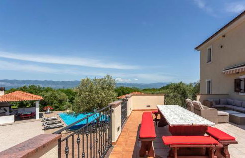 Villa With Pool, Jacuzzi, Sauna, Fitness, Playground & Wine Cellar - Photo 15