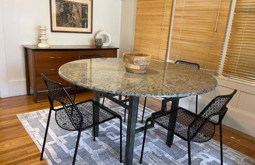 Refined and Roomy 1BD House with Laundry - Foto 17