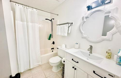 Sea Salt Vacation Home, Private Pool - Walk to Beach - Foto 19