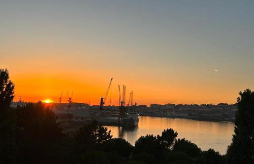 River Town View - Luxury Apartment with Jacuzzi on Terrace - Foto 17