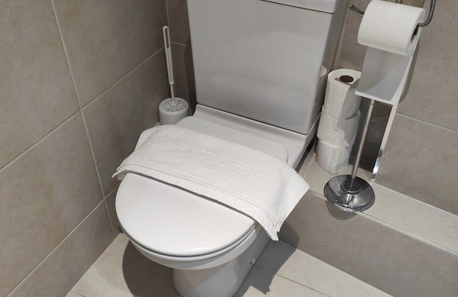 Luxurious 3 bed Ensuites & kitchenettes Nr LGI Hospital & Uni - Free 5G WIFI & Netflix Short Stays - Contractors Free Parking - Foto 26