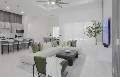 KING BED - FREE Pool Heat - 85 in TV - 4BR Villa - Foto 47