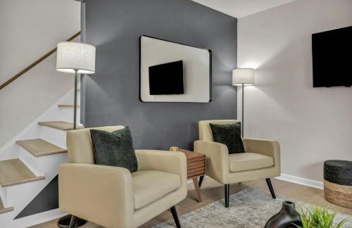 NEW! Modern Retreat Near CLE-Game Room-Renovated - Foto 20