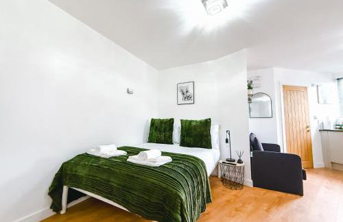 Chic Studio, Free parking, Sleeps 2 - Foto 35