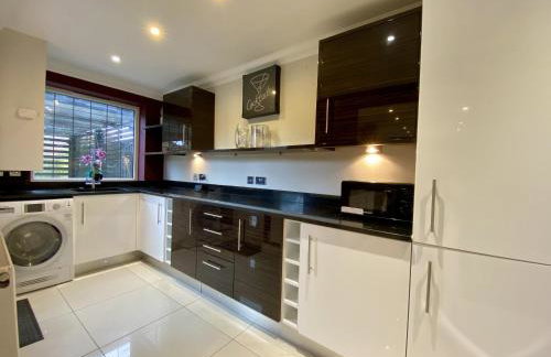 Beautiful 5 Bed 3 Bathroom Detached Family Home 8 - Photo 9