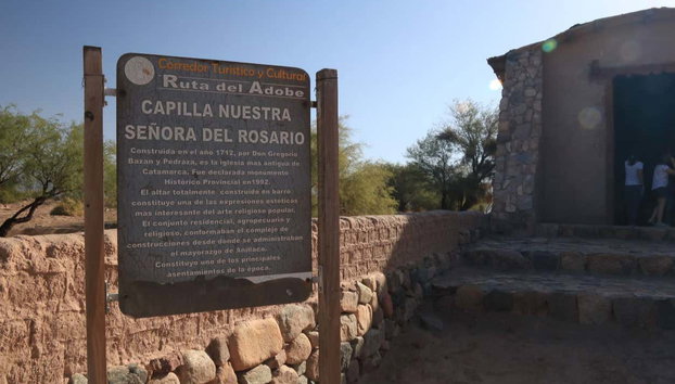 Ruta del Adobe y Termas de Fiambalá en 1 o 2 días - Photo 5, La entrada a la capilla