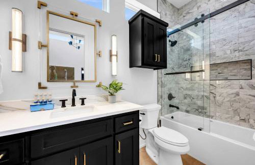 Lakefront Stay for 16 with Pool Dock & Game Room - Foto 46