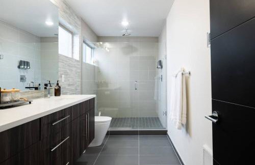 Designer Urban Retreat w Rooftop Deck & Fireplace - Foto 57