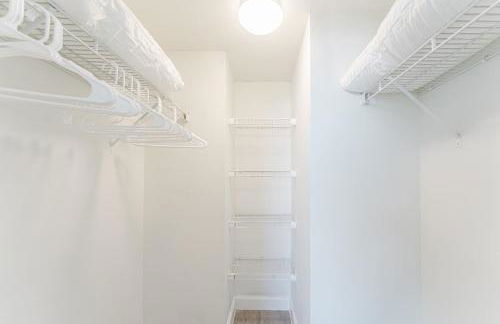 Modern Two Bedroom Suite with 2 King Beds Pool and Steps from the Beach - Foto 24