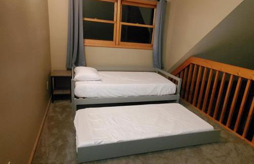 Gorgeous Cabin by Lake with Waterview and walking access - Foto 21