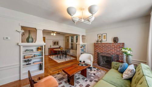 Refined and Roomy 1BD House with Laundry - Foto 5