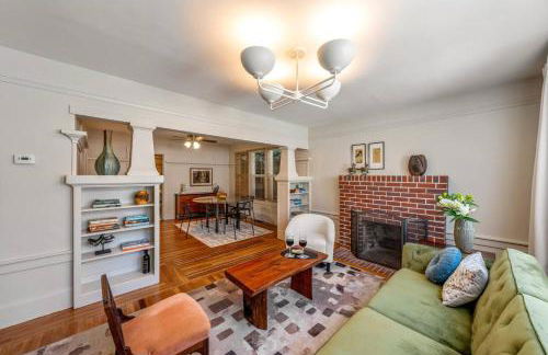 Refined and Roomy 1BD House with Laundry - Foto 5