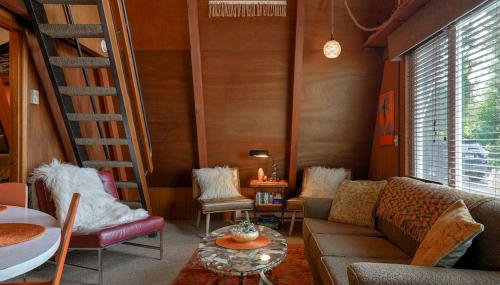 Charming A Frame Nestled Amidst Trees in Otter Rock, Oregon - Foto 4