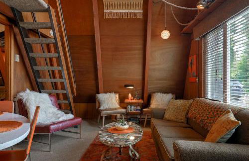 Charming A Frame Nestled Amidst Trees in Otter Rock, Oregon - Foto 4