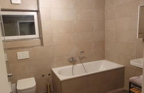 75m2 lichtdurchflutete 3 Zimmer Souterrain Wohnung in einem Neubau Villa - Foto 13