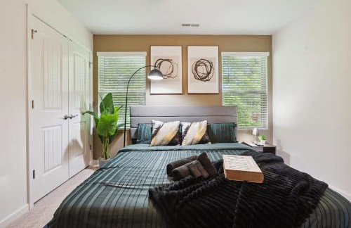 4BR Townhouse King Bed 2-Story Near NC State - Foto 21