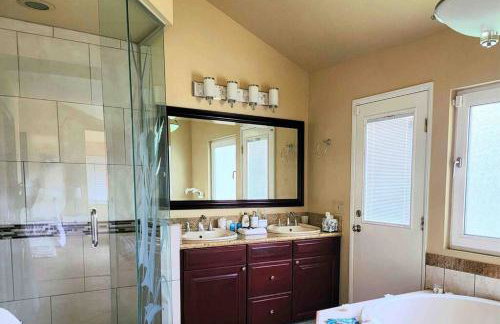 Stunning Panoramic Waterfront Pool Home Escape - Foto 41