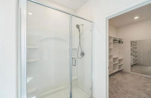 Spacious 3BR Home with Charming Backyard home - Foto 27