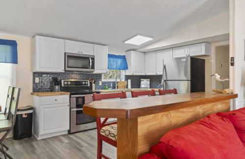 Spacious 2BR Retreat-10 minutes to the Beach! Pet Friendly! - Foto 9