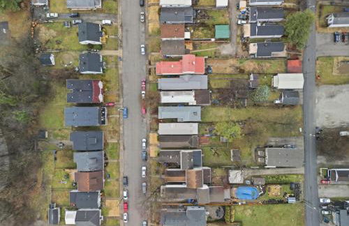 Charming Home in the Highlands W Private Backyard - Foto 51