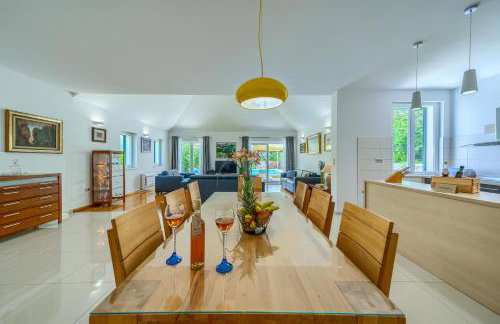 Villa Župa with Heated Pool, Tennis Court & Mini Golf - Foto 18