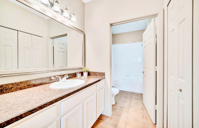 Modern 2BR Condo - Near Disney Pool Hot Tub - Foto 19