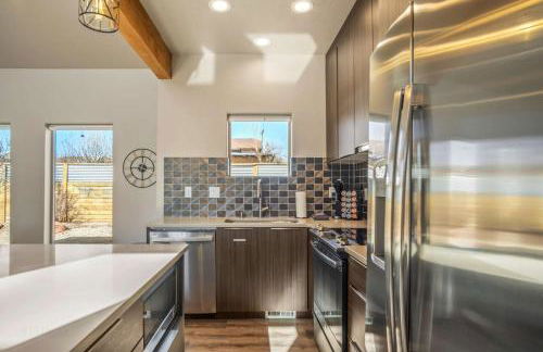 Timber & Tin G 2Bed 2Bath w Pool & Rooftop Deck - Foto 22