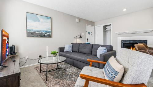 Sleek 2BR Stay with Pool, Gym, and Modern Comforts - Foto 2