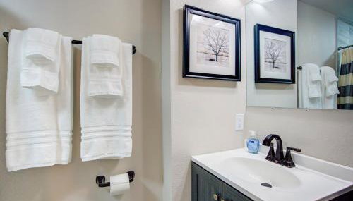 In-Unit Laundry AC Free Parking Dishwasher - Foto 4, towels