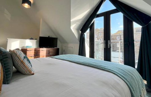 Beautiful 3 Bed Townhouse with Parking, close to Sea Front - Photo 27