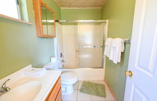 Near Yosemite Bass Lake Cabin with Hot Tub, Lake View, Pet Friendly - Photo 26