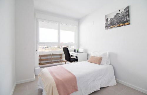 Global Properties, Apartamento con terraza y vistas a la piscina en Gran Canet - Photo 4