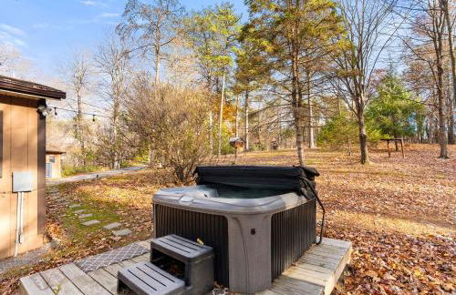 River Access Cabin with Hot Tub, Fire Pit, & WiFi! - Foto 41
