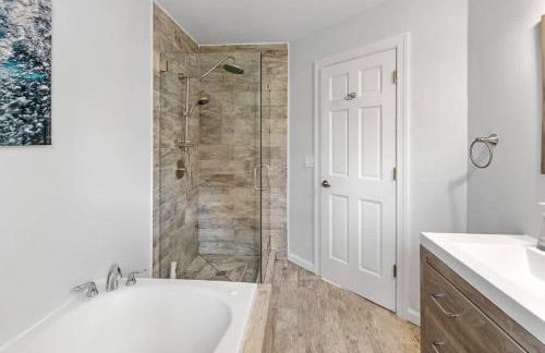 Amazing Southampton Home with Private Heated Pool - Foto 52