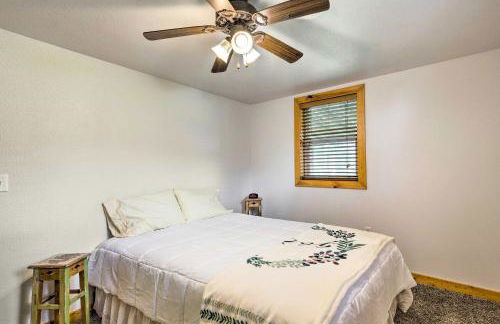 Family Home with Hot Tub - Walk to Johnson Lake! - Foto 17