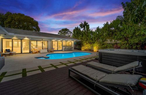 Resort Style Backyard Heated Pool Hot Tub Fire Pit - Foto 46