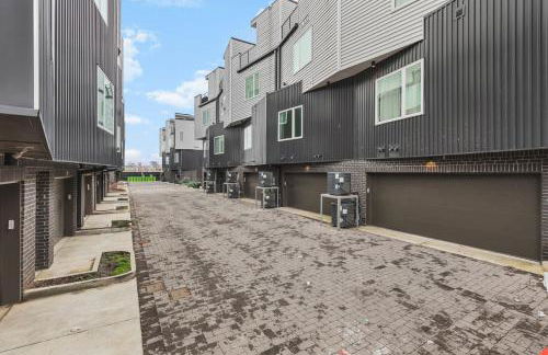 Home with Rooftop Deck & Garage, 2 miles to Downtown Broadway - Foto 48