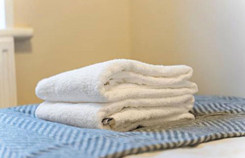 Modern 4 Bed house Ideal for Groups, Contractors near City Airport & O2 Arena, free parking & Wifi included - Foto 10