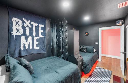 Pink Pony Villa - Waterfront Escape with Pool & Themed Rooms - Foto 12