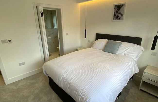 Lovely 2 Bedroom Flat with Parking - Photo 3