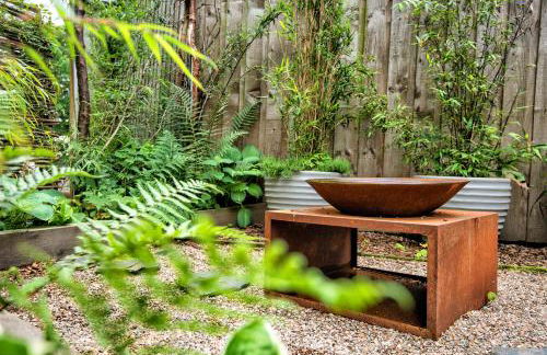 Modern and Stylish WoodHous - Photo 32