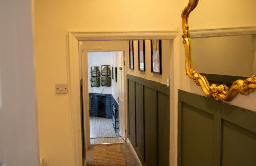 The Narrow House - Victorian house bursting with character & parking - Foto 25