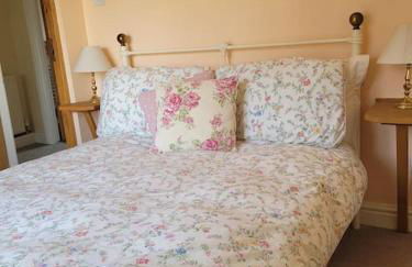 Two Bedroom Cottage (rural setting with good Access links) - Photo 18