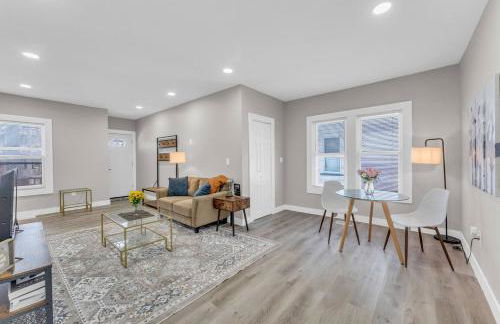 Stylish & Bright 3BR • Near Hospitals + Parking - Photo 2