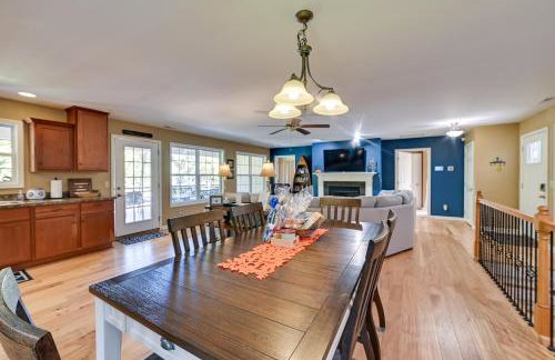 Lakefront Gilbertville Haven with Private Boat Dock! - Foto 7