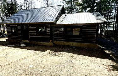 Charming Lakeside Cabin Bungalow with Timeless Rustic Beauty near Portage Lake in Maine - Foto 1